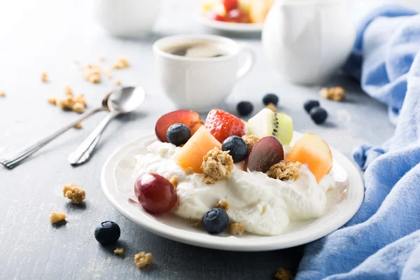 Quark avec granola, fruits et baies — Photo