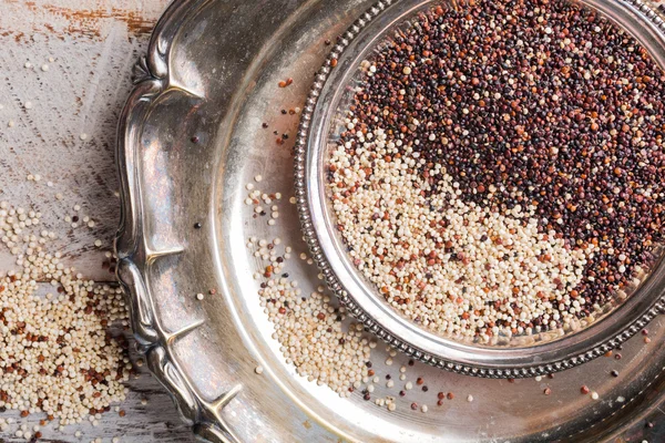 Tumpukan quinoa mentah campuran — Stok Foto