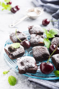 Ev yapımı çikolatalı kiraz kek kek