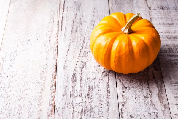 Autumn old wood background with pumpkin — Stock Photo, Image