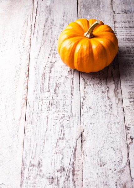 Autumn old wood background with pumpkin — Stock Photo, Image