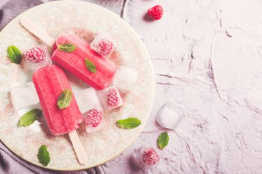 Ev yapımı ahududu popsicles