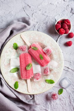 Ev yapımı ahududu popsicles