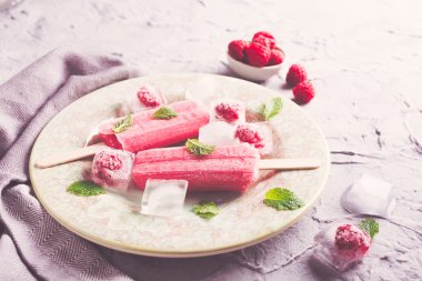 Ev yapımı ahududu popsicles