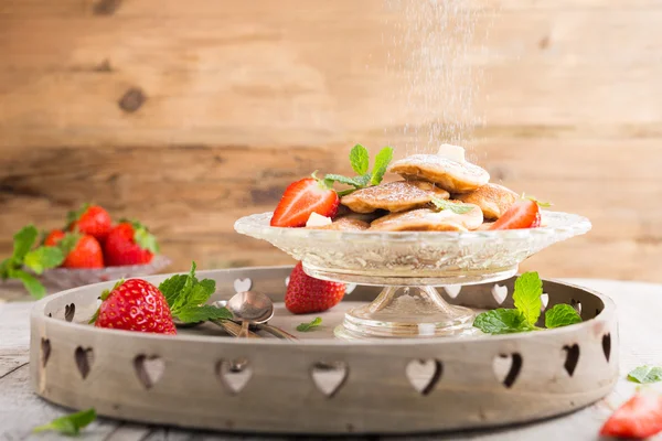 Nederländska mini pannkakor kallas poffertjes — Stockfoto