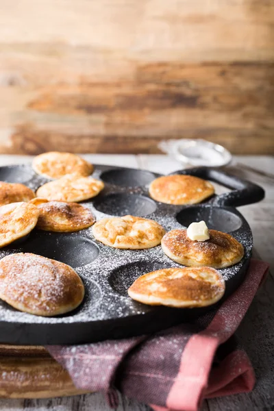 Nederländska mini pannkakor kallas poffertjes — Stockfoto