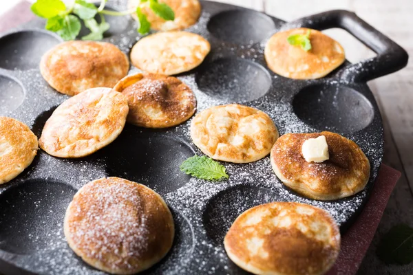 Holländische Mini-Pfannkuchen namens Poffertjes — Stockfoto