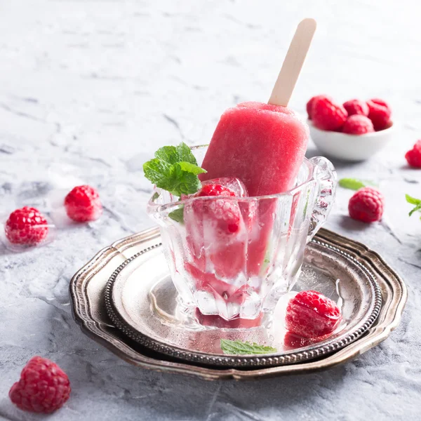 Homemade raspberry popsicles — Stock Photo, Image