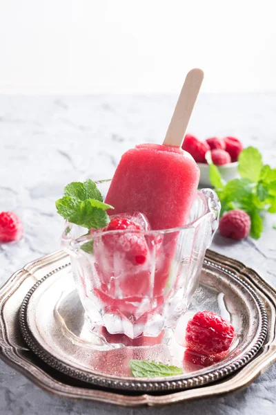 Homemade raspberry popsicles — Stock Photo, Image