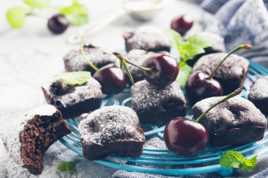 Ev yapımı çikolatalı kiraz kek kek