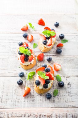 Crostini ızgara baget, krem peynir ve çilek ile