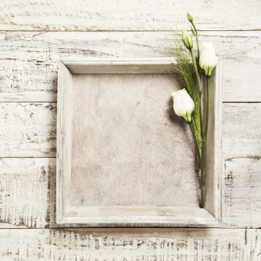 Ahşap arka plan beyaz buket ile