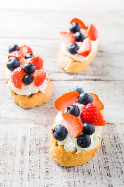 Crostini ızgara baget, krem peynir ve çilek ile — Stok fotoğraf