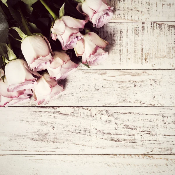 Sfondo in legno con bouquet di rose rosa — Foto Stock