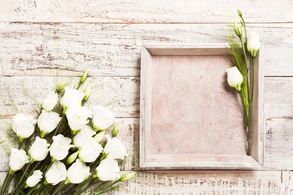 Houten achtergrond met boeket van witte bloemen — Stockfoto
