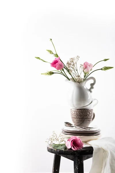 Porslin med blommor — Stockfoto