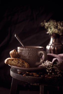 Kahve fincanı ve fasulye.