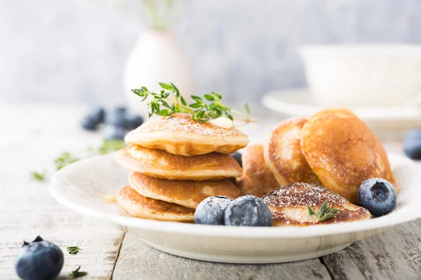 Nederländska mini pannkakor kallas poffertjes — Stockfoto