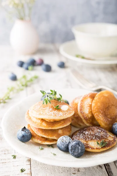 Nederländska mini pannkakor kallas poffertjes — Stockfoto