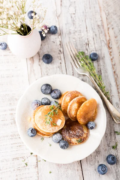 Nederländska mini pannkakor kallas poffertjes — Stockfoto