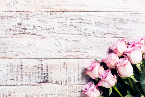 Fondo de madera con ramo de rosas rosadas — Foto de Stock