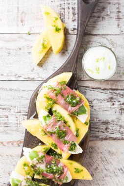 Mozzarella, fesleğen ve Parma jambonu rulo