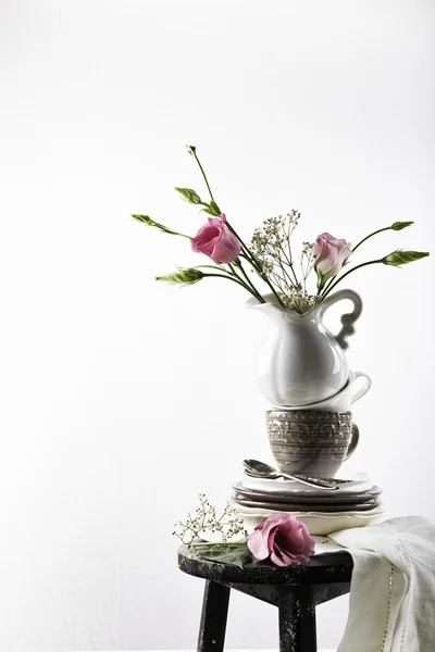Посуда с цветами — стоковое фото