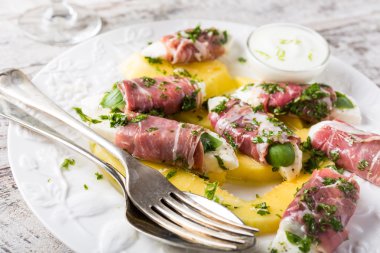 Mozzarella, fesleğen ve Parma jambonu rulo