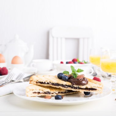 Kahvaltı tost ile Çikolatalı fındık yapıştırın