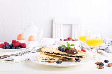 Kahvaltı tost ile Çikolatalı fındık yapıştırın