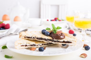 Kahvaltı tost ile Çikolatalı fındık yapıştırın