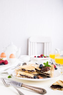 Kahvaltı tost ile Çikolatalı fındık yapıştırın
