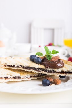 Kahvaltı tost ile Çikolatalı fındık yapıştırın