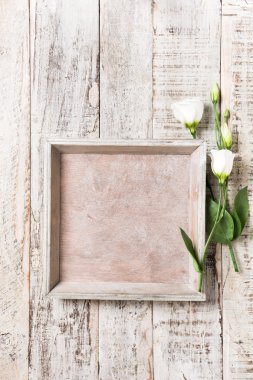 Ahşap arka plan beyaz buket ile