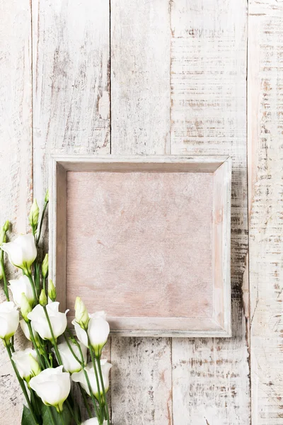 Fondo de madera con ramo de flores blancas — Foto de Stock