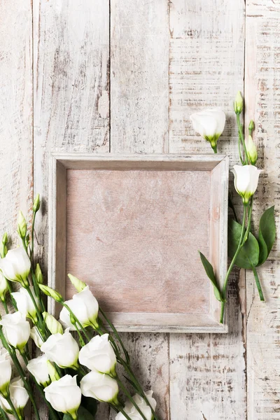 Fondo de madera con ramo de flores blancas — Foto de Stock