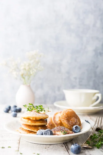 Nederlandske mini pannekaker kalt poffertjes – stockfoto