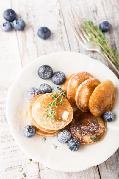 Nederländska mini pannkakor kallas poffertjes — Stockfoto