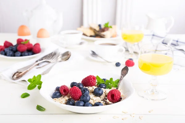 Copos de avena con bayas frescas —  Fotos de Stock