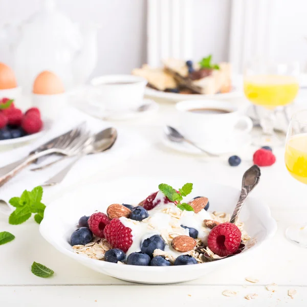 Copos de avena con bayas frescas —  Fotos de Stock