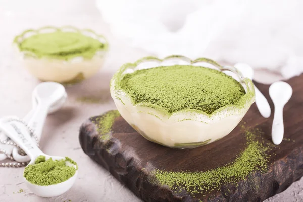 Tiramisu mit grünem Matcha-Tee — Stockfoto