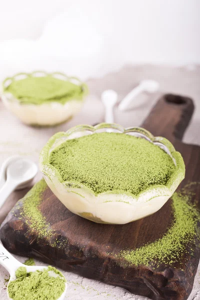 Bolo Tiramisu com chá matcha verde — Fotografia de Stock