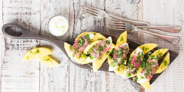 Rotoli di mozzarella, basilico e prosciutto crudo di Parma — Foto Stock