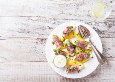 Mozzarella, fesleğen ve Parma jambonu rulo