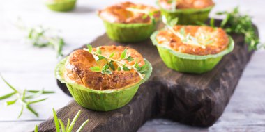 Kokulu çedar peyniri ve pırasa mini quiches