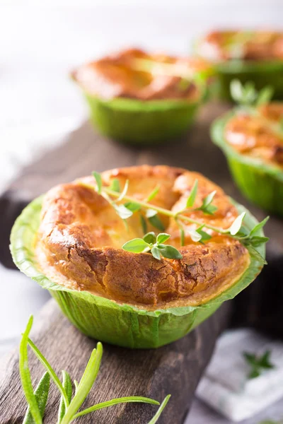 Salato formaggio cheddar e porri mini quiche — Foto Stock