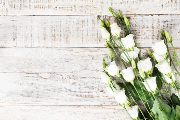 Fondo de madera con ramo de flores blancas — Foto de Stock