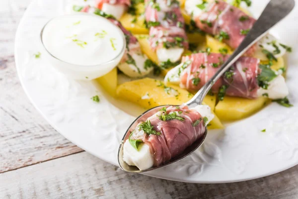 Rollos de mozzarella, albahaca y jamón de Parma — Foto de Stock