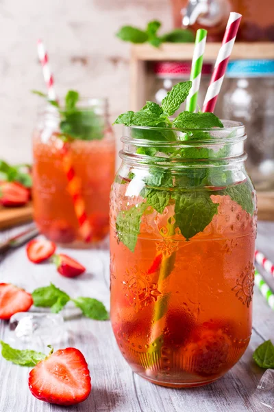 Pot en verre avec compote de fraises maison — Photo