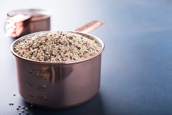 Mixed raw quinoa — Stock Photo, Image